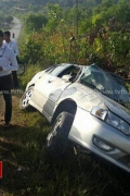 驾车快似火箭！最后掉到路边两人受重伤！