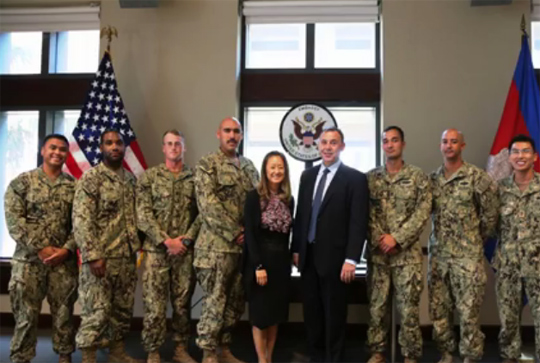 美国大使馆为美国海军工程营军人举行欢送仪式。 （柬埔寨星洲日报）