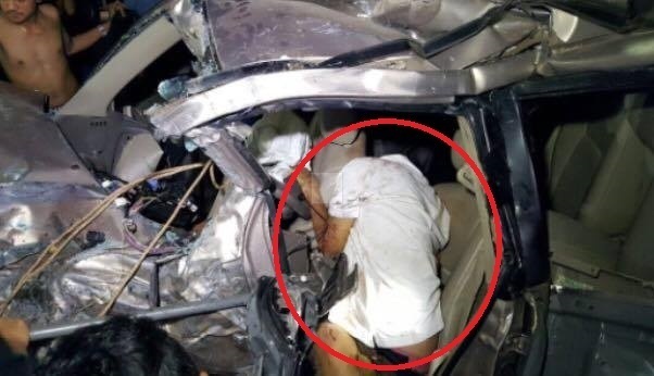 车子毁不成形，男子重伤，丧命车内。 （柬埔寨星洲日报）