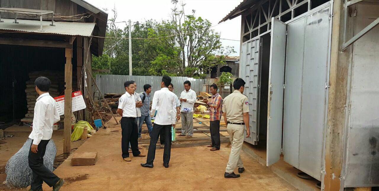 矿业能源部人员查办非法油库。 （柬埔寨星洲日报）