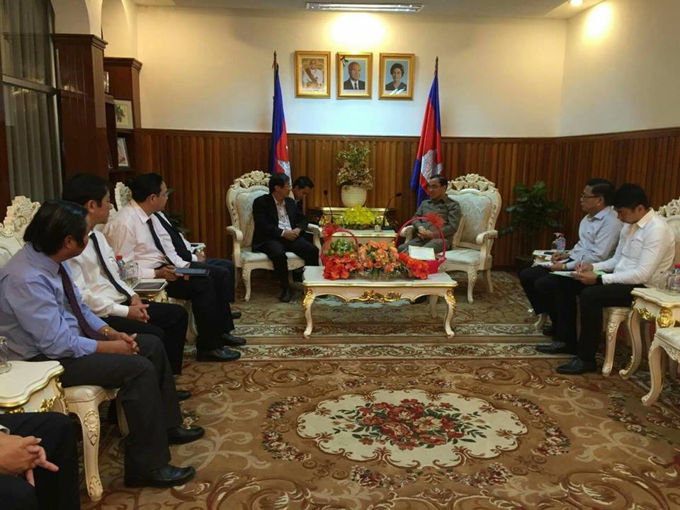 农林渔业部长荣沙坤与越南橡胶产业联盟副主席姚忠德举行会谈。