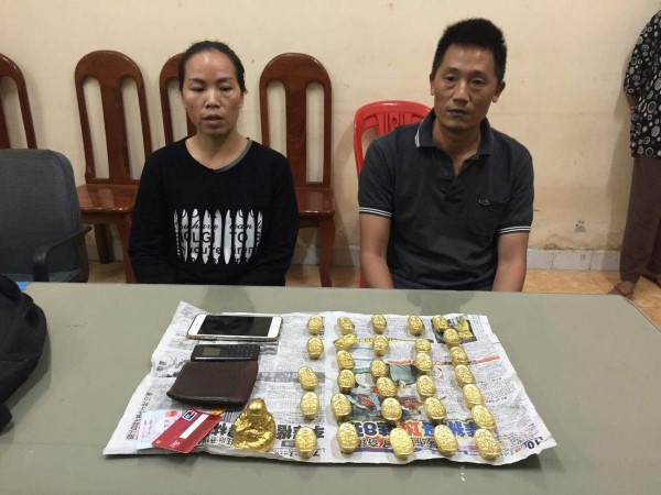 中国籍夫妻涉卖假黄金，被警方逮捕。