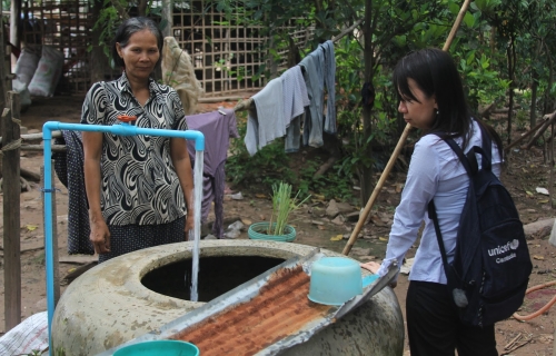 据联合国的调查，缺乏安全饮用水和基本卫生设施造成柬埔寨约41%的儿童受到传染病感染的威胁。 （图：UNICEF部落格）