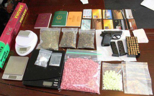 执法人员在行动中起获3公斤毒品及一批证物。