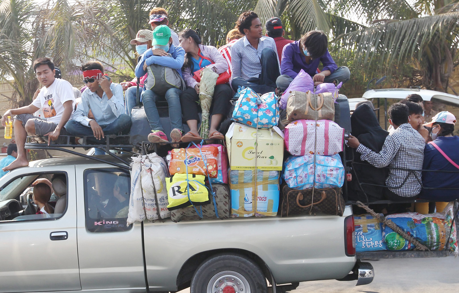 柬新年即将来临，国家陆路交通安全委员会主席苏庆提醒民众出行时要注意安全，以避免交通意外事故发生。 图为去年柬新年的返乡情景。
