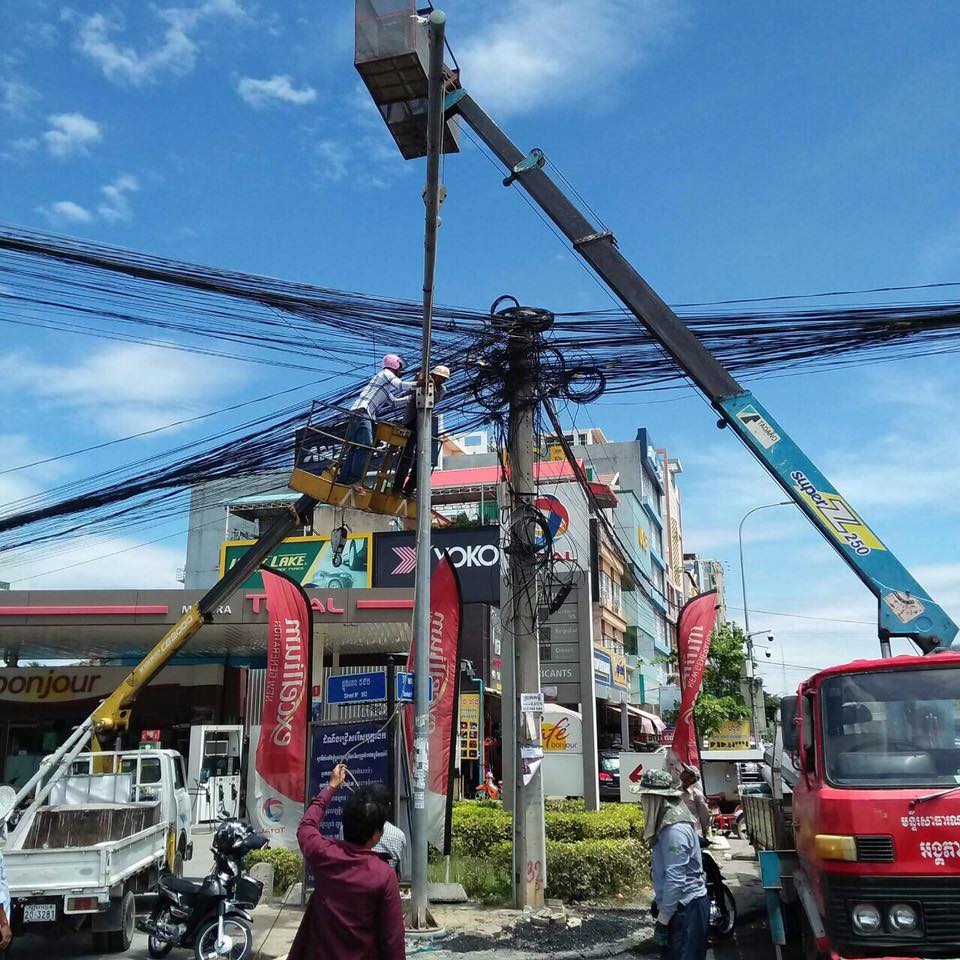 工人在堆谷圆转盘安装红绿灯。