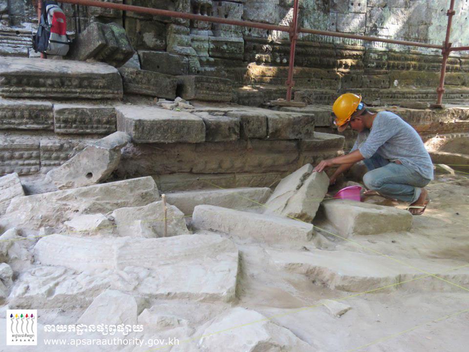 工作人员小心翼翼取出埋在地下的石块。