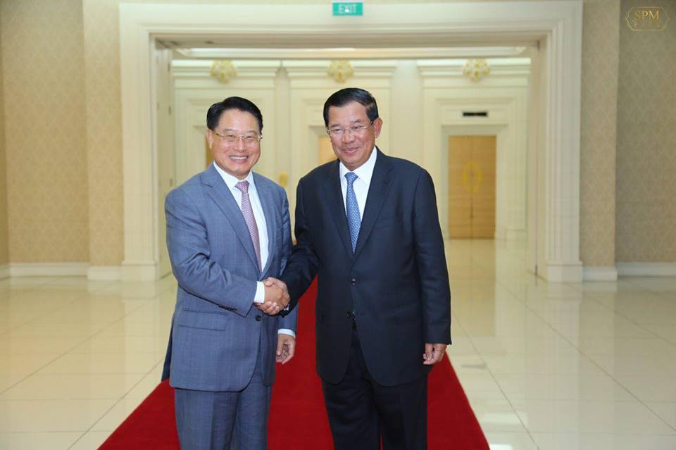 洪森总理会见联合国工业发展组织（UNIDO）总干事李勇。 （柬埔寨星洲日报）