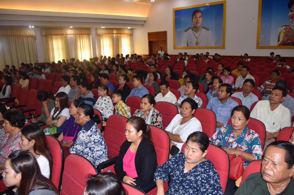 白色大楼400多个住户，坚持开发商须按市价收购房子。 （柬埔寨星洲日报）