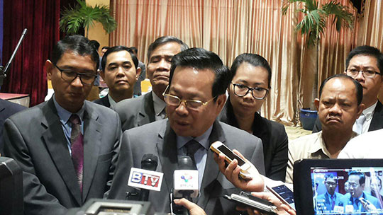 毅森兴部长接受媒体记者采访。 （柬埔寨星洲日报）