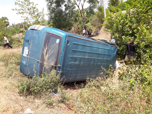厢型车爆胎冲出道路翻覆，导致2人分别受轻重伤。 （柬埔寨星洲日报）