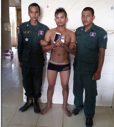 男子涉及偷窃手机藏入内裤，被警方逮捕。 （柬埔寨星洲日报）