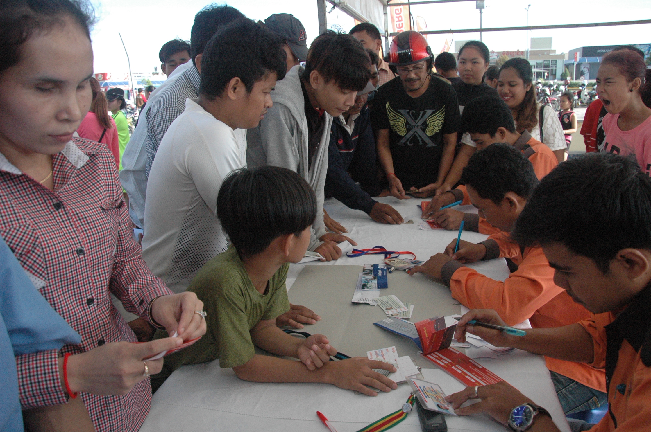 啤酒公司在钻石岛设立临时索票处，向民众免费派发回乡车票。 （柬埔寨星洲日报）