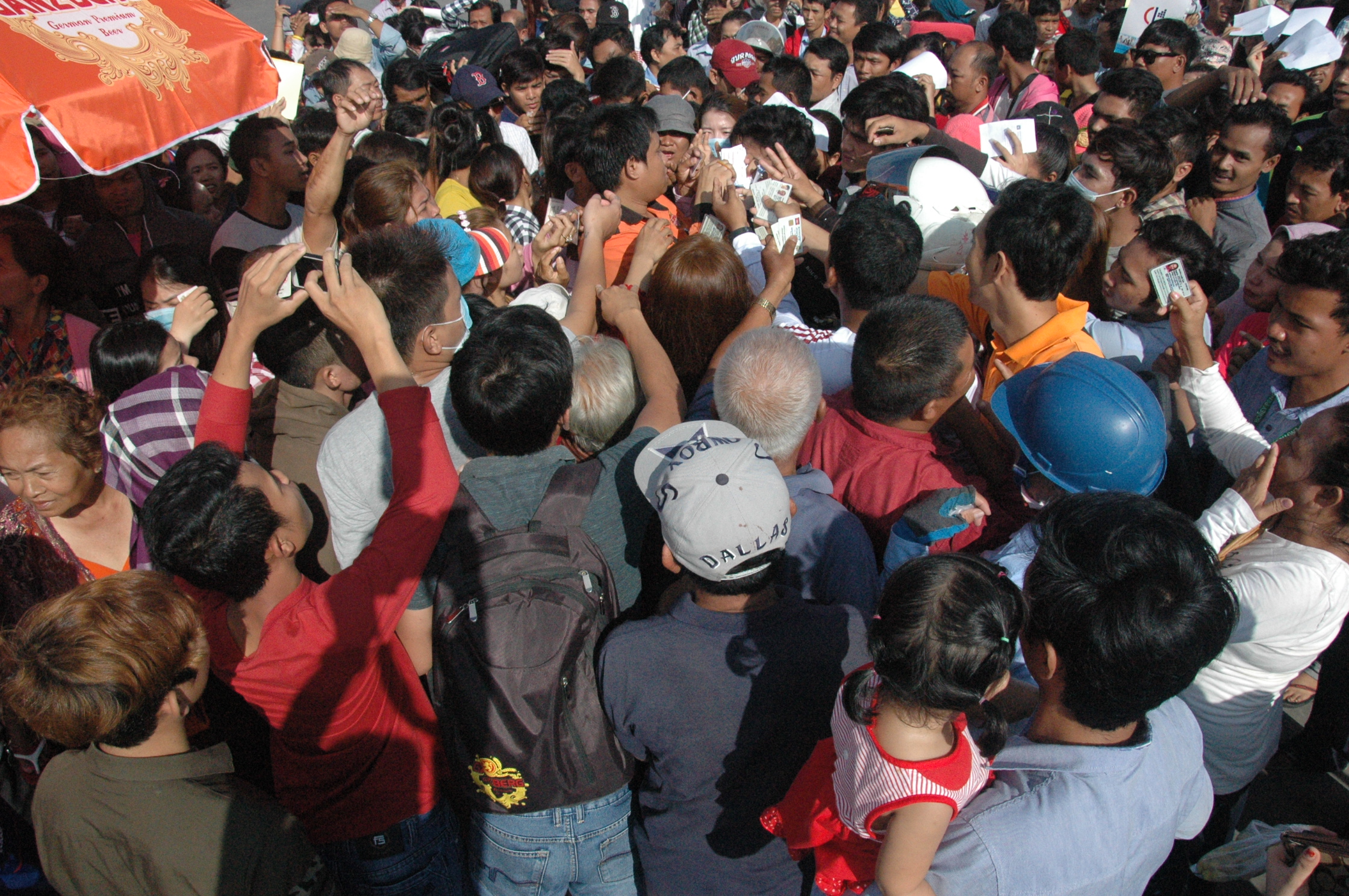 大批民众争先恐后争夺车票。 （柬埔寨星洲日报）