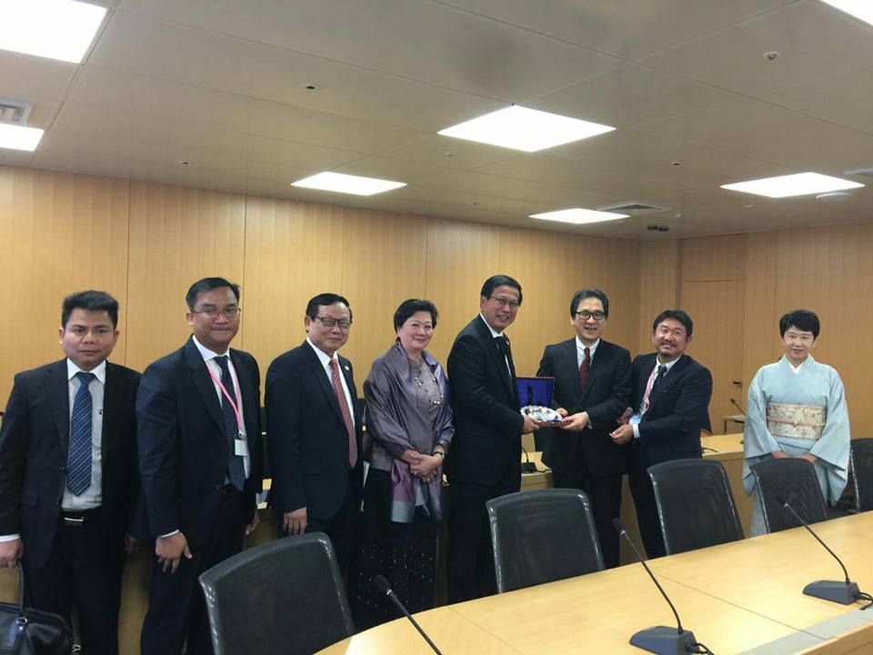 商业部长班苏拉萨与日本贸易振兴机构主席（JETRO）Hiroyuki ISHIGE会谈。