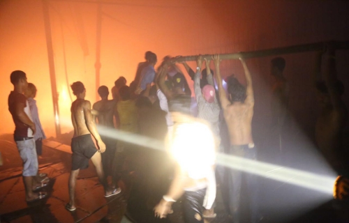 消防员及民众尽力救火，一晚上后终把大火扑灭。