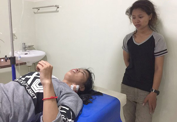 两名女子遭青年男子掠夺手机及刺杀受伤。