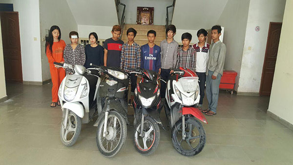 10名男女涉及数宗掠夺案与劫案，结果被警方逮捕。