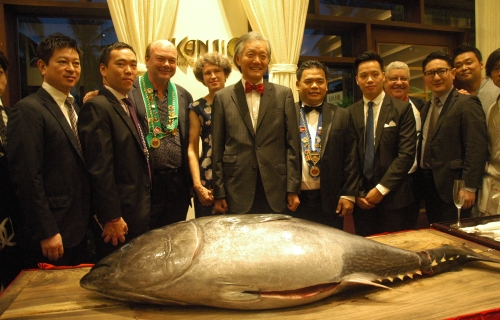 日本驻柬埔寨大使堀之内秀久(左五)、KANJI日本餐厅创办人卢雨明(左六)及众嘉宾。