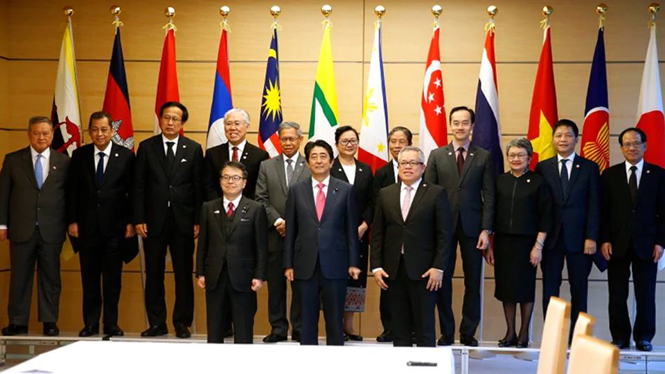 东盟十国经济部长与日本首相安倍晋三合影。