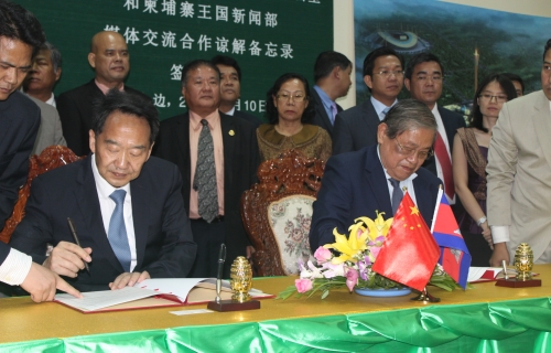 新闻部长乔干那烈和中央宣传部副部长兼国务院新闻办公室主任蒋建国，昨日举行媒体交流合作谅解备忘录签署仪式。