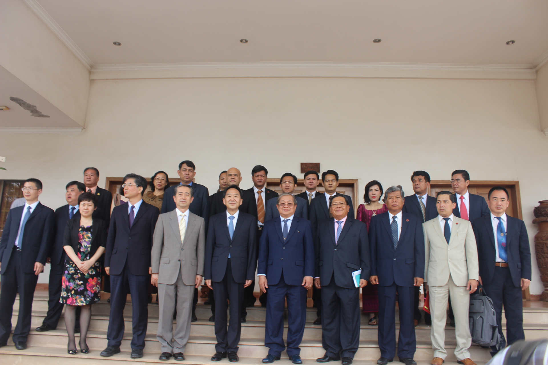 新闻部长、中央宣传部副部长兼国务院新闻办公室主任蒋建国、中国驻柬埔寨大使熊波与嘉宾合影留念。