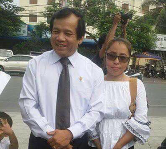 被指用鞋子掷人民党领袖肖像的女子，曾与救国党国会议员烈凯玛林合照。