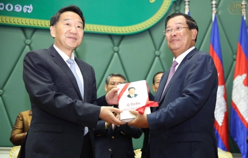 中国中央宣传部副部长、国务院新闻办公室主任蒋建国赠送《习近平谈治国理政》柬文版予洪森总理。