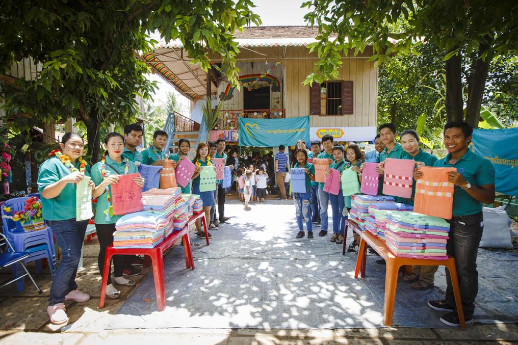 在这柬埔寨新年前夕，金界旗下的社会责任组织金界爱心，再度为150名柬埔寨孤儿及弱势孩童赠爱心送温暖。