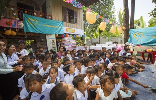 金界爱心一行前往位于金边水净华区断岛（Koh Dach）的克马拉爱心之家，为这些孩童们带来新年礼物。