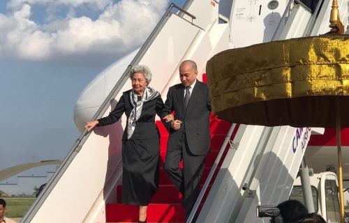 西哈莫尼国王和莫尼列国母昨日从中国返回金边，与全民欢度新年佳节。