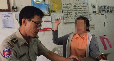 女事主在警局向警方报案。