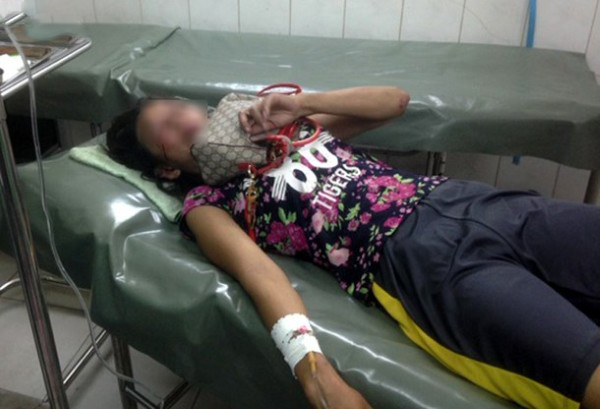 妇女偷小狗被发现，遭狗主殴打一顿。