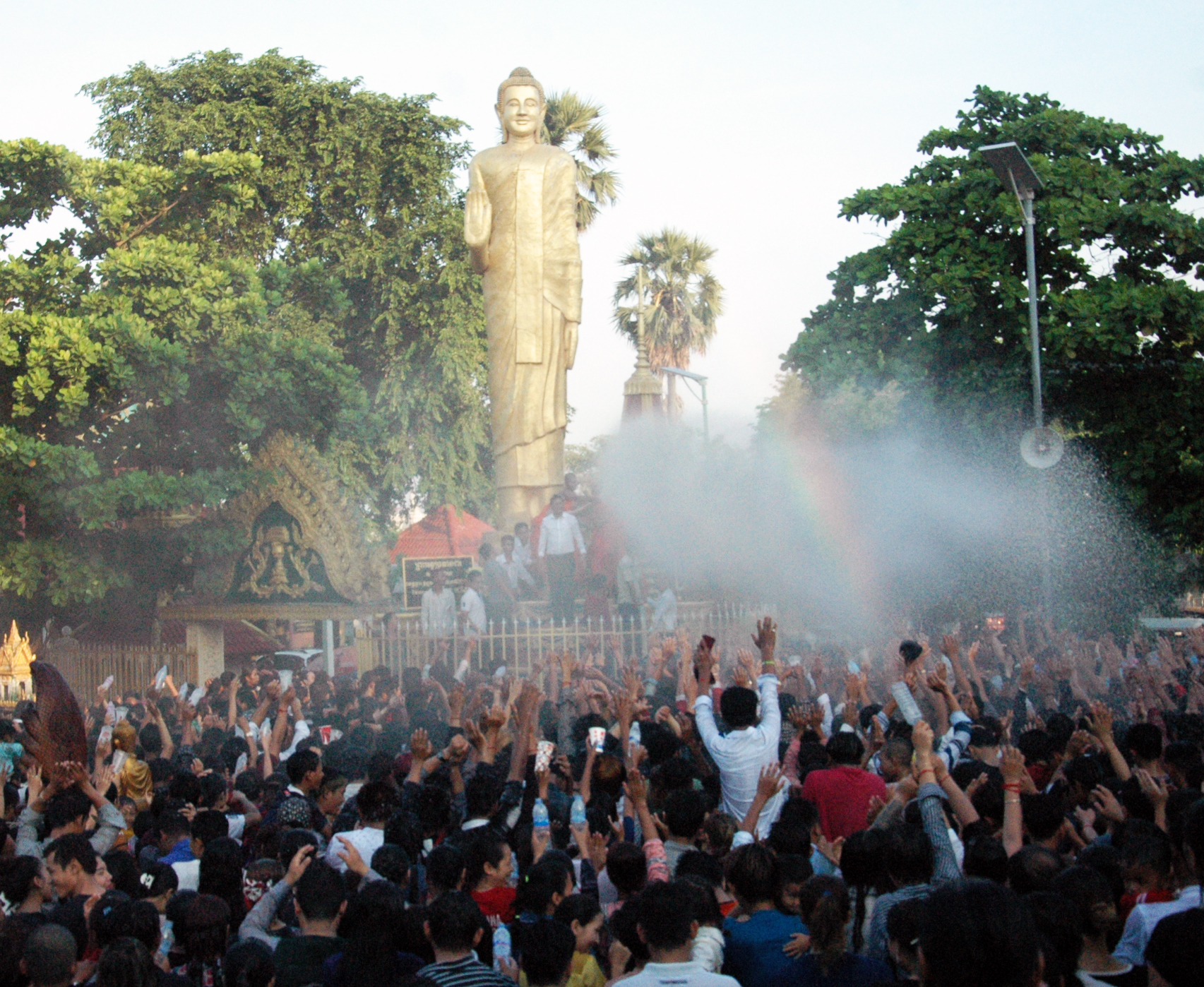 数以千计民众在圣水的”洗礼”下，大声欢呼。