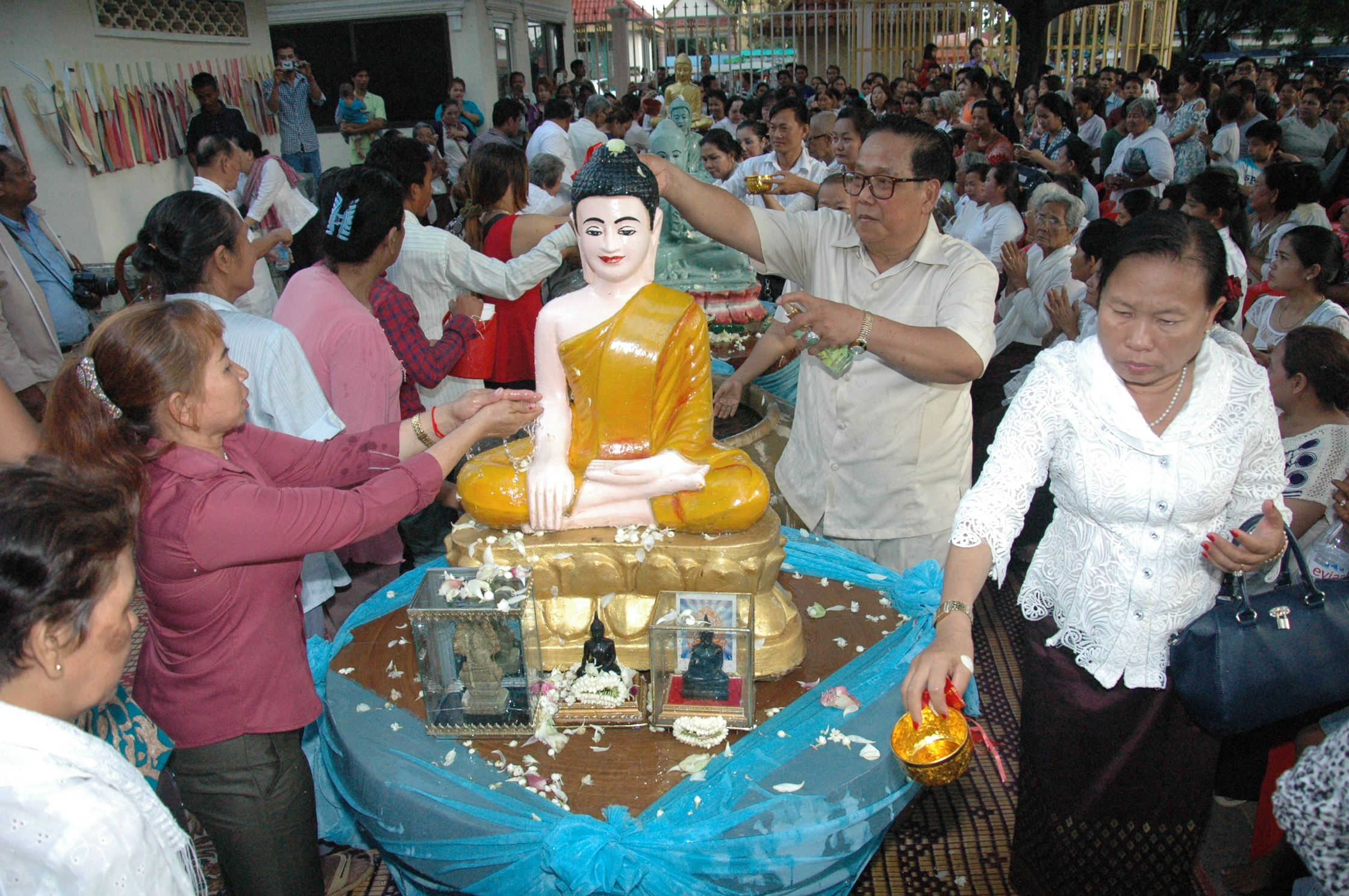 大批民众涌到佛寺，用花水浴佛，以祈求带来好运。