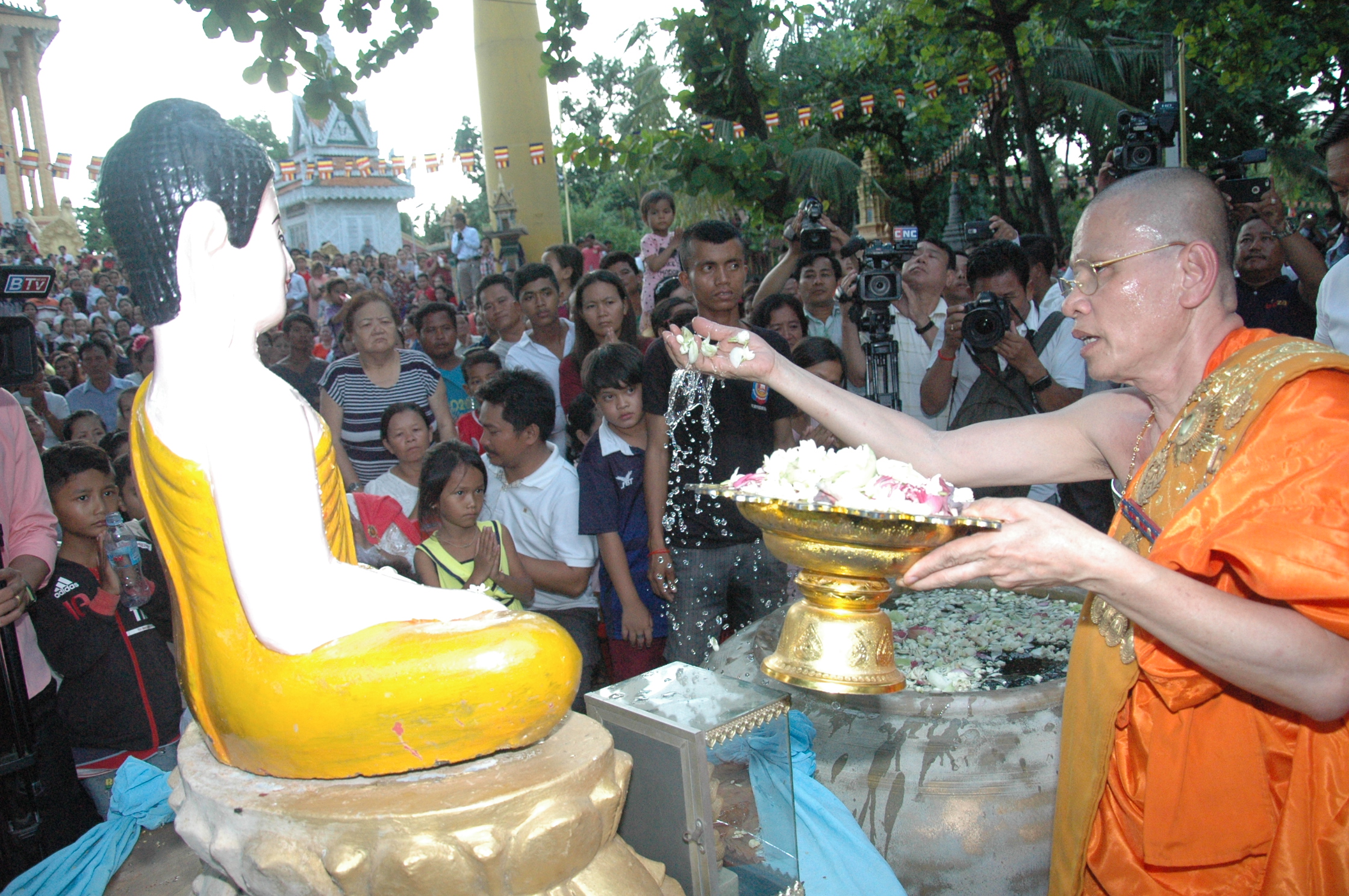 森隆翁岱佛寺住持率领善信浴佛。