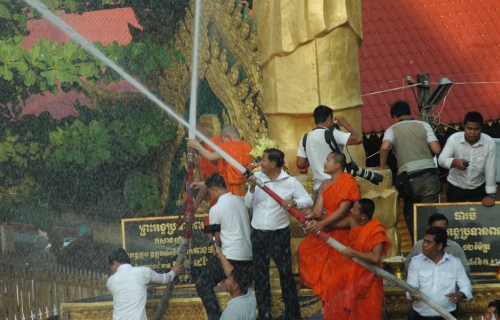 寺庙住持和僧侣动用强力抽水机，朝空喷水，让善信得以享受圣水“洗礼”。