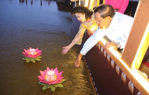 洪森总理及文拉妮夫人吴哥宋干节开幕庆典上释放莲花灯。