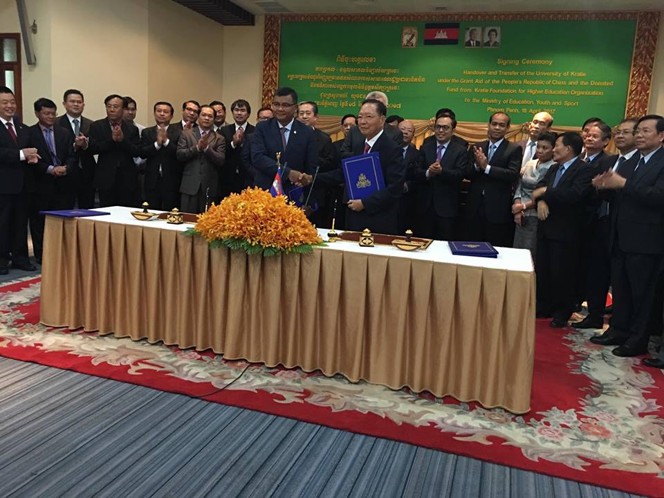 教育部长与前副总理吉春签署协议。