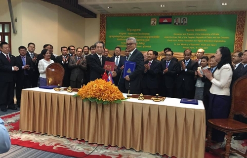 中国大使熊波与财经部长签署协议。