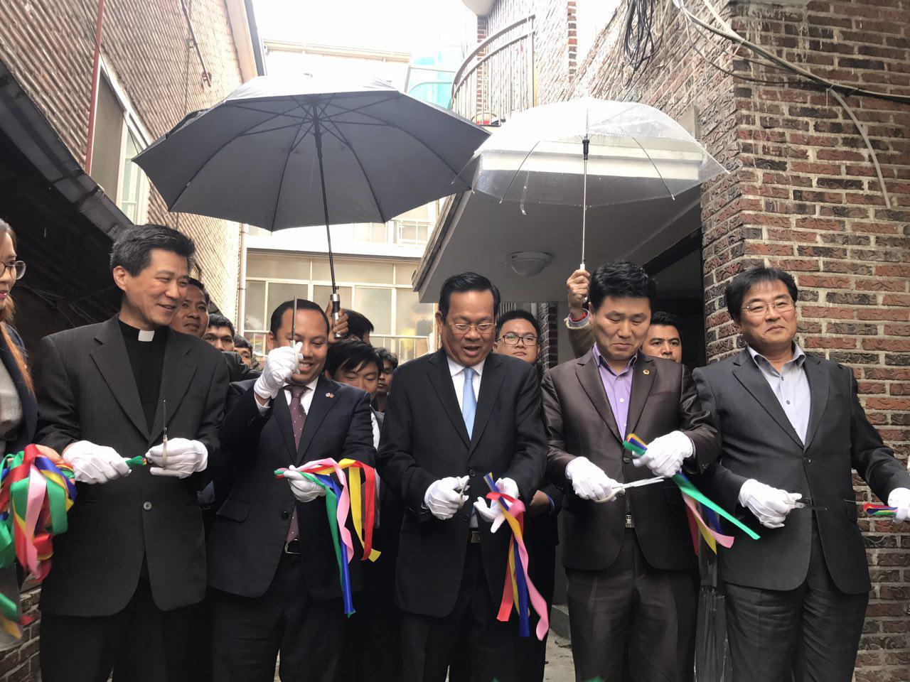 毅森兴部长到韩国议政府市主持剪彩仪式。