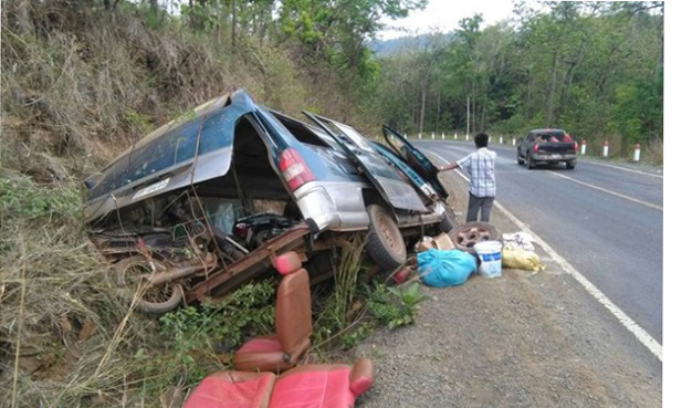 载满工人的厢型车出事，多人一起受伤。