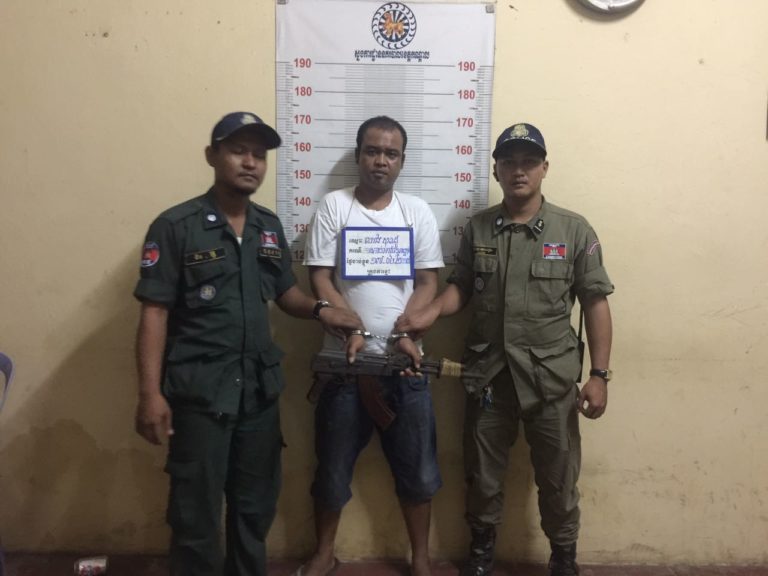 醉汉带枪去舞会，结果遭警方逮捕。