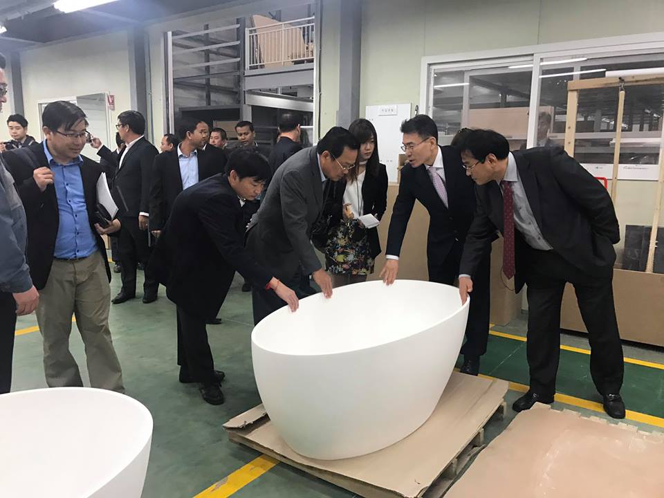 劳工部长毅森兴了解卫浴设施生产过程。