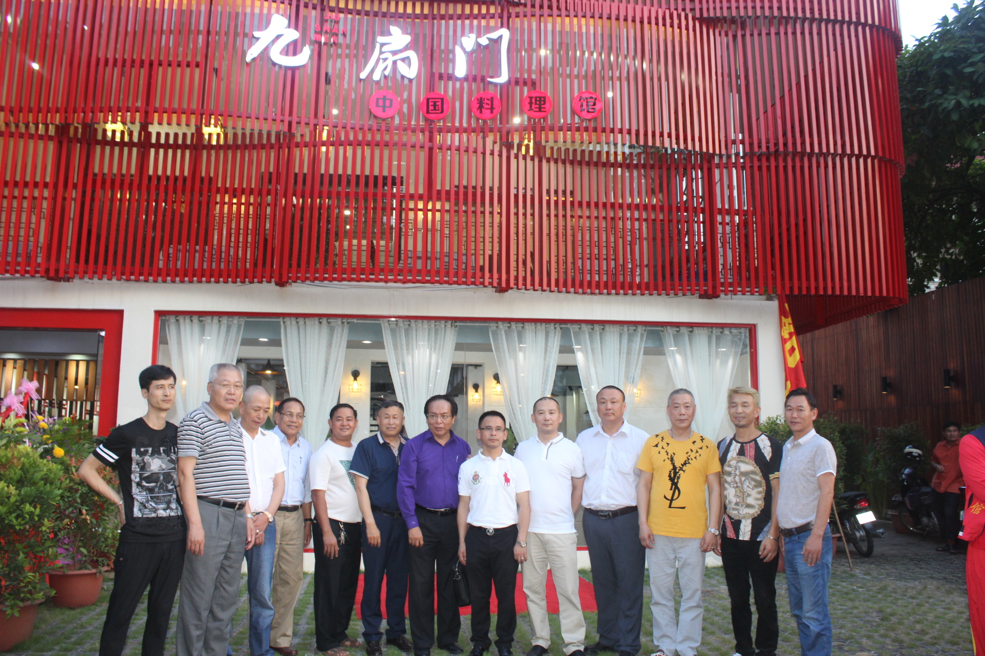 餐厅东主、管理层和嘉宾合影留念。