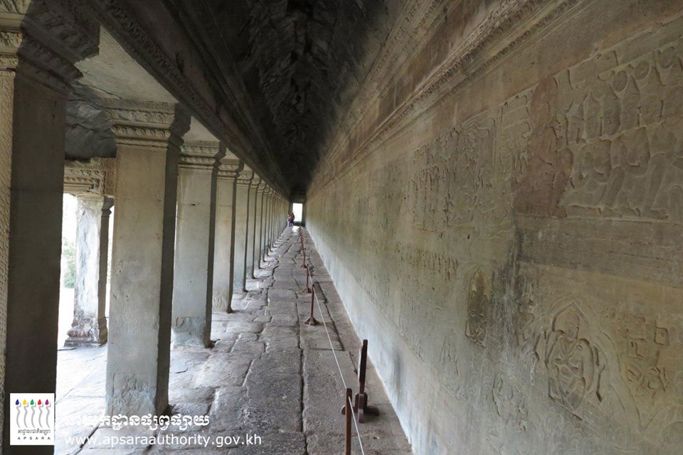 吴哥窟共有8幅刻画历史和神话典故的走廊壁画。