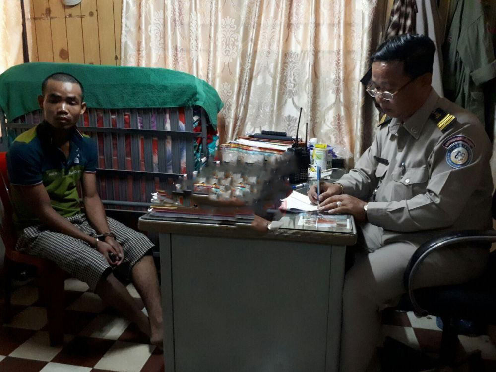 嫌犯在警局接受盘问。