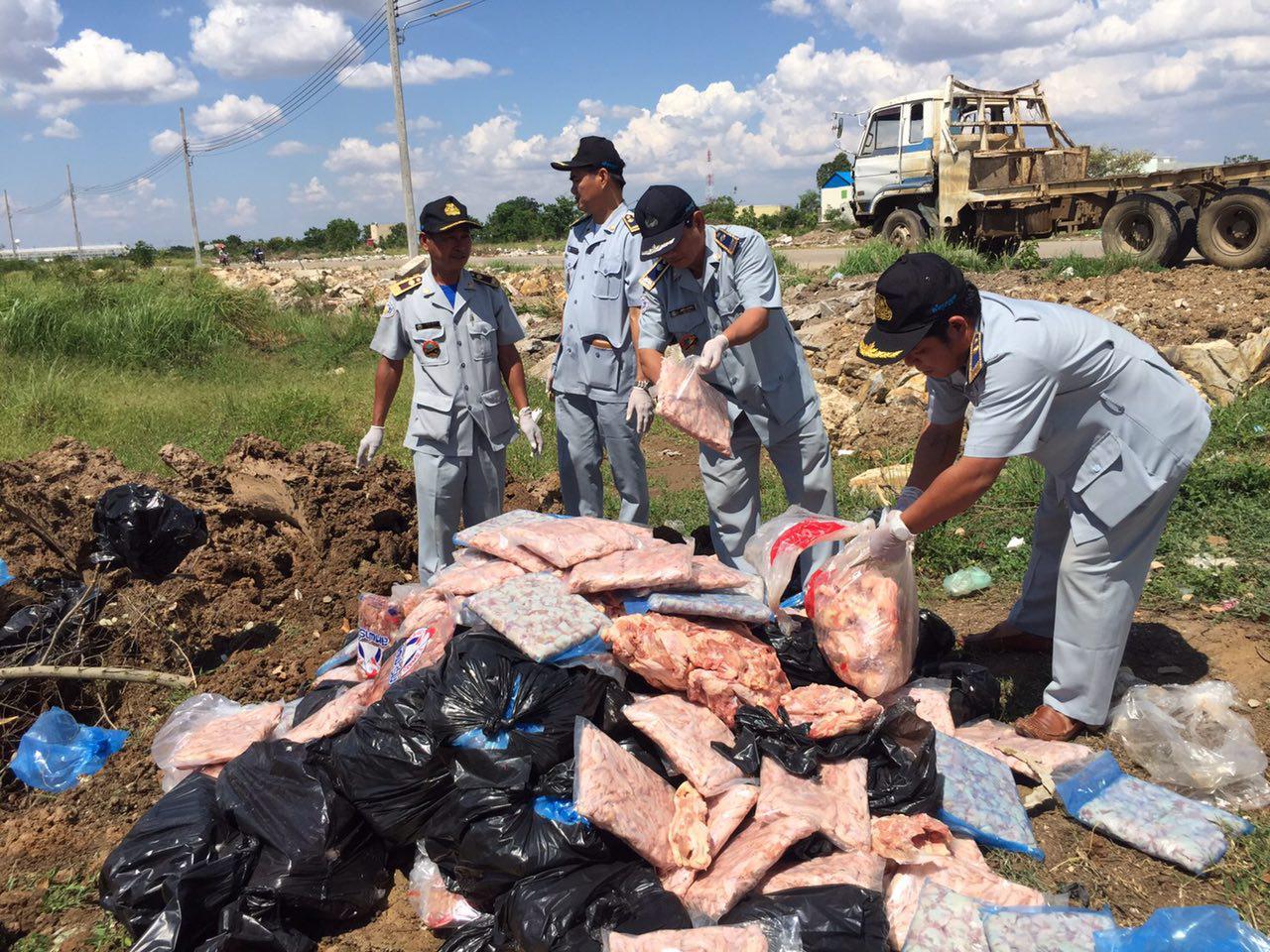 货检局官烧毁变质鸡肉。
