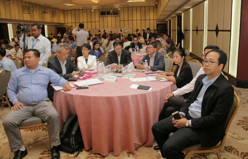 出席咨询研讨会的劳资代表。