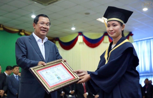 洪森为亚欧大学毕业生颁发证书。